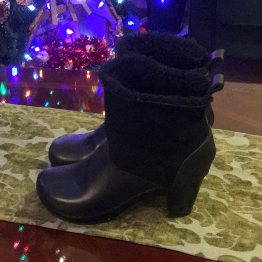 Boots custom made, leather, no tags of brand or size, but it's 7.5. Great con.